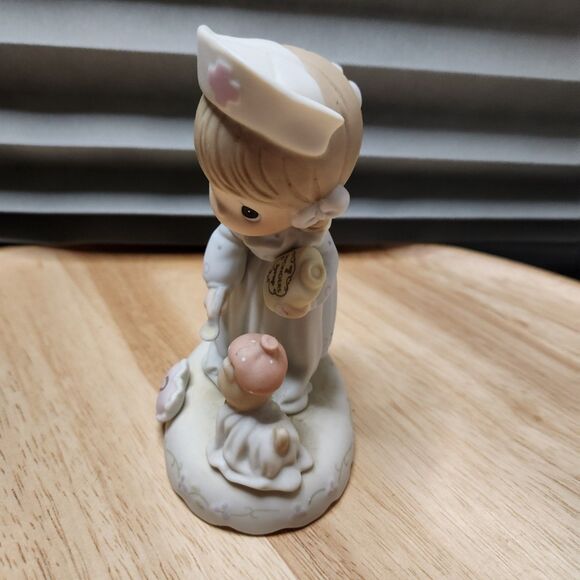 Precious Moments Figurine – Age 7 – Growing in Grace – 2001 - Picture 5 of 7